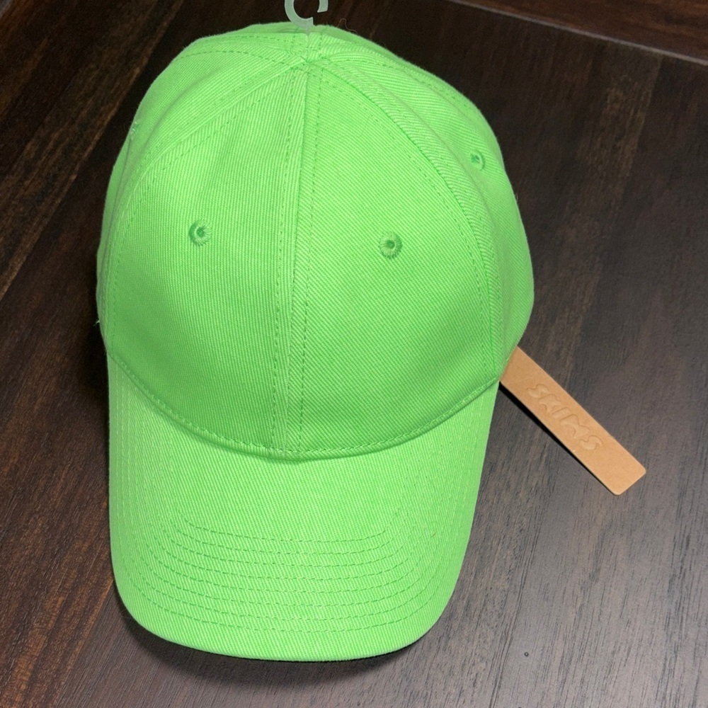 SKIMS Women’s hat, NWT.